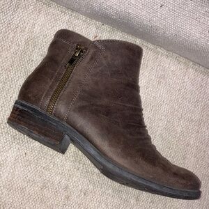 BareTraps wm’s 8 1/2 slate Ankle Boots - low heel